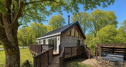 Bluebell Cabin - Charming, Well Equipped Log Cabin with hot tub & free wi-fi.