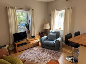 Smart-TV, peis, DVD-spiller og stereoanlegg