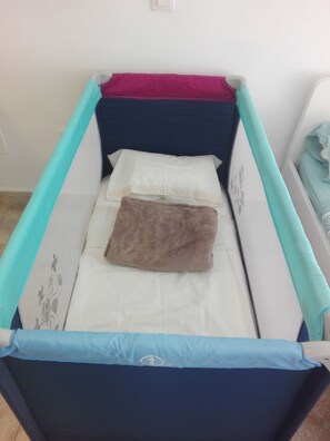 1 chambre, bureau, fer et planche Ă repasser, lit parapluie