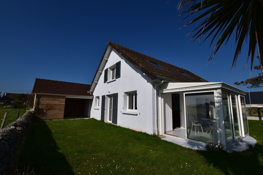 Spacious villa 100 meters from the beach and nautical base, quiet, 12 people