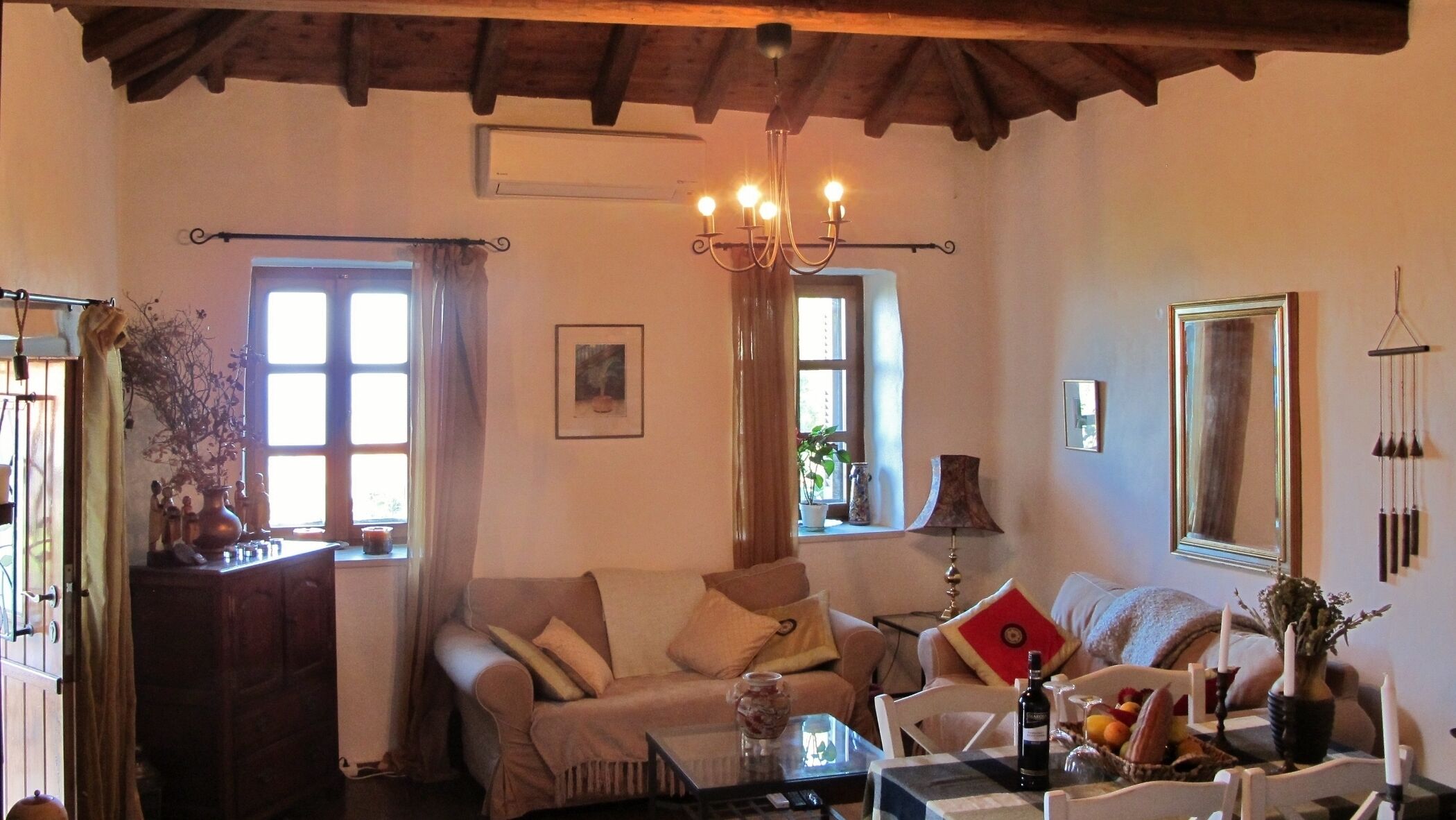 Fernseher, Kamin, Bücher, Videothek