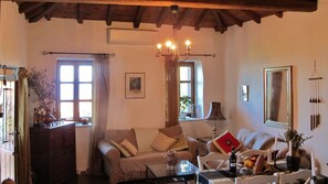 Fernseher, Kamin, Bücher, Videothek