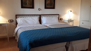 3 Schlafzimmer, Schreibtisch, Bügeleisen/Bügelbrett, Reisekinderbett
