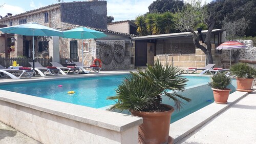 Maison de campagne rustique, terrasse, verger et vue sur le village