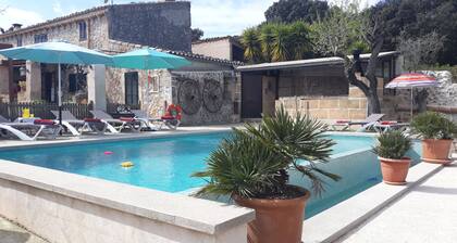 Maison de campagne rustique, terrasse, verger et vue sur le village