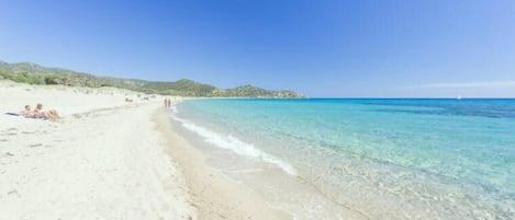 Una spiaggia nelle vicinanze, lettini da mare, teli da spiaggia