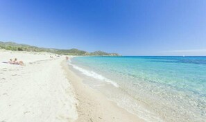 Playa en los alrededores, camastros y toallas de playa 