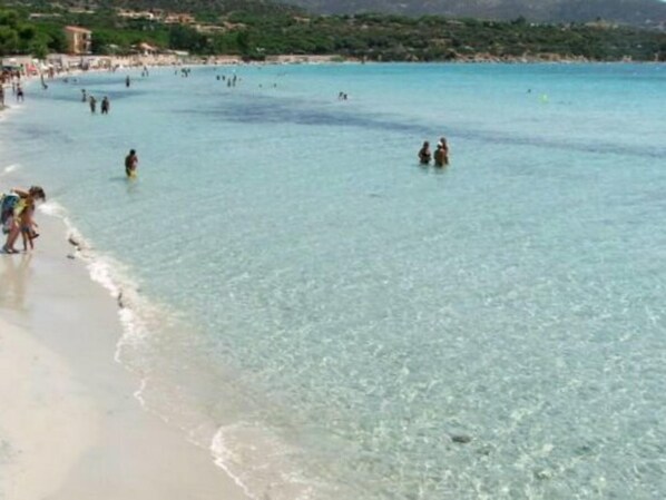 Perto da praia, espreguiçadeiras, toalhas de praia