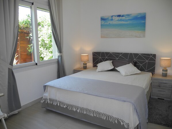 2 bedrooms, in-room safe, iron/ironing board, free WiFi