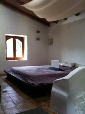 2 bedrooms, iron/ironing board, free WiFi, bed sheets - Old Winery Stone House Reconstructed using organic materials between Etna and Taormina ( with a huge garden with fruit trees, little vineyard and fresh air)House with garden (Piedimonte Etneo)