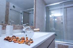 Combined shower/tub, hair dryer, towels, soap