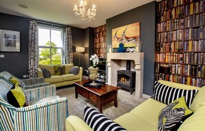 Een smart-tv, een open haard, een dvd-speler en boeken