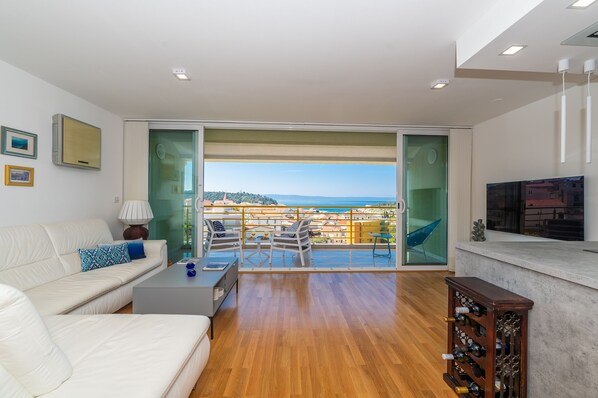 Smart TV, books, stereo