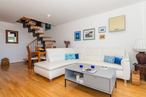 Smart TV, books, stereo