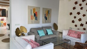 TV - Luxury Villa in center ville WIFI swimming pool, air conditioning and garage (Sevilla)