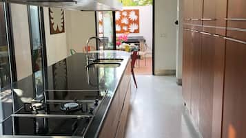 Geladeira, micro-ondas, fogão, cooktop