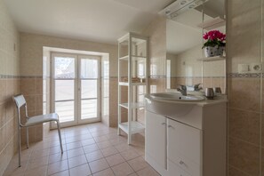 Vasca, asciugacapelli, sapone, carta igienica