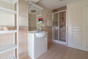 Badewanne, Haartrockner, Seife, Toilettenpapier