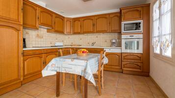 KĂŒhlschrank, Mikrowelle, Ofen, Herdplatte