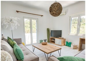 Smart-TV, musikkbibliotek, filmbibliotek og stereoanlegg