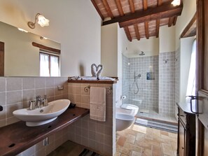 Shower, hair dryer, bidet - Villa Val di Luce - Homelike Villas (Preggio)