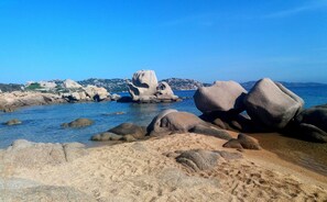 A coastal landscape with large boulders and a clear blue sky. - Waterfront house with terrace and garden 50m from the sea (Palau)