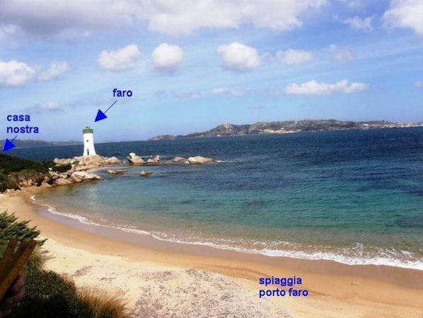 Playa en los alrededores y toallas de playa 
