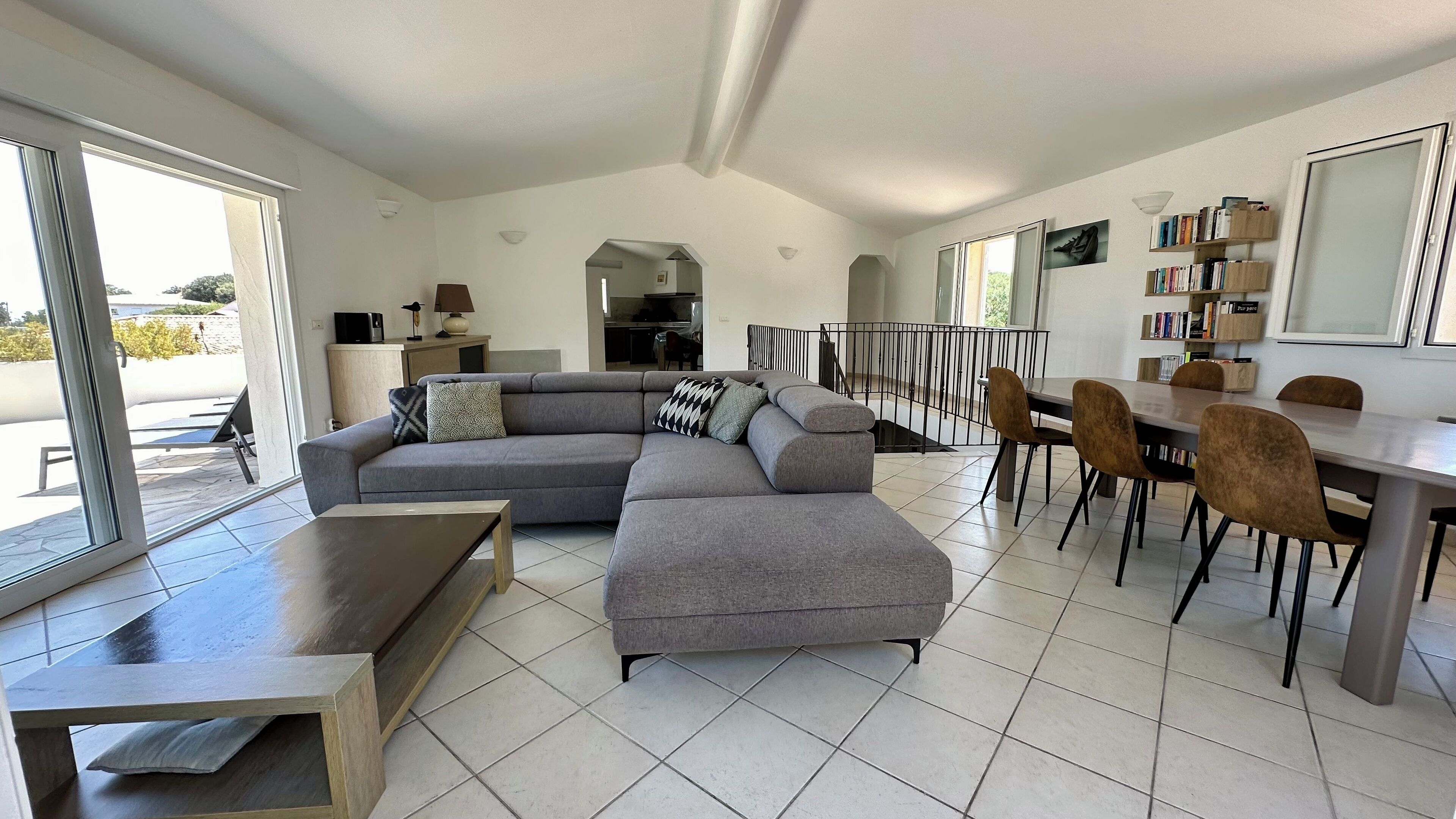 Televisión, reproductor de DVD, libros y estéreo 