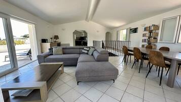 TV, DVD player, books, stereo