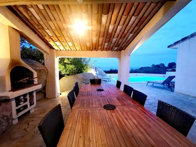 House with swimming pool 2/12 pers Sea and mountain view. Tennis in 500m