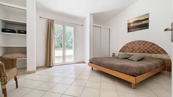 5 slaapkamers, een strijkplank/strijkijzer, wifi