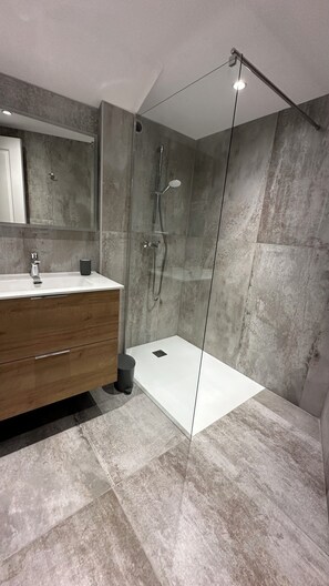 Combined shower/bathtub, hair dryer