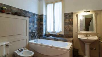 Duschwanne, Whirlpool, Haartrockner, Bidet