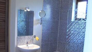 Badewanne, Haartrockner, Handtücher