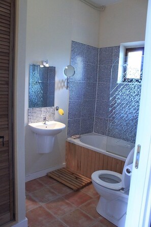 Baignoire, sèche-cheveux, serviettes fournies