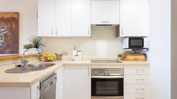 Een koelkast, een microgolfoven, een oven, een kookplaat