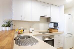 ثلاجة، ميكروويف، فرن، موقد طهي مسطح