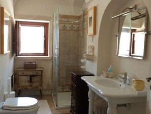 Shower, hair dryer, bidet, toilet paper - Trulli of Architect (Cisternino)