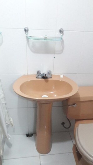 Shower, towels - The Embassy - Backpackers (Cusco)