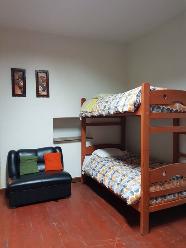 Free WiFi, bed sheets - The Embassy - Backpackers (Cusco)