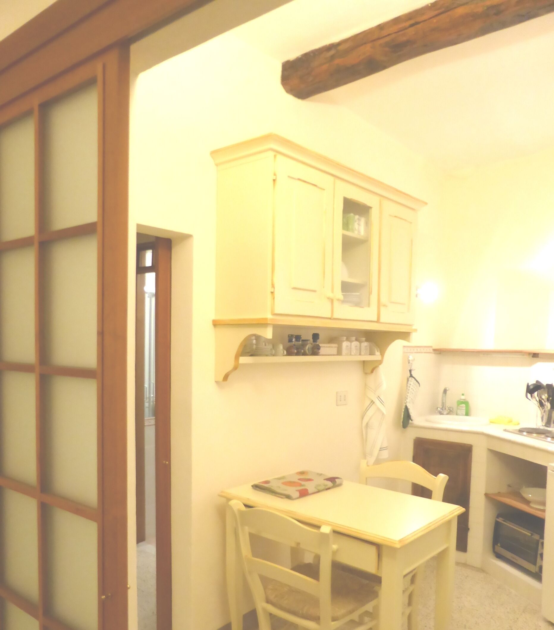 Een koelkast, een microgolfoven, een kookplaat