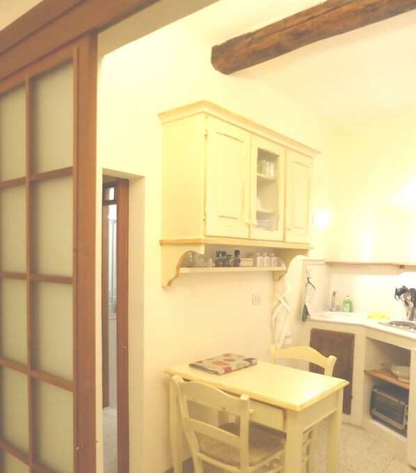 Kühlschrank, Mikrowelle, Herdplatte, Wasserkocher mit Kaffee-/Teezubehör