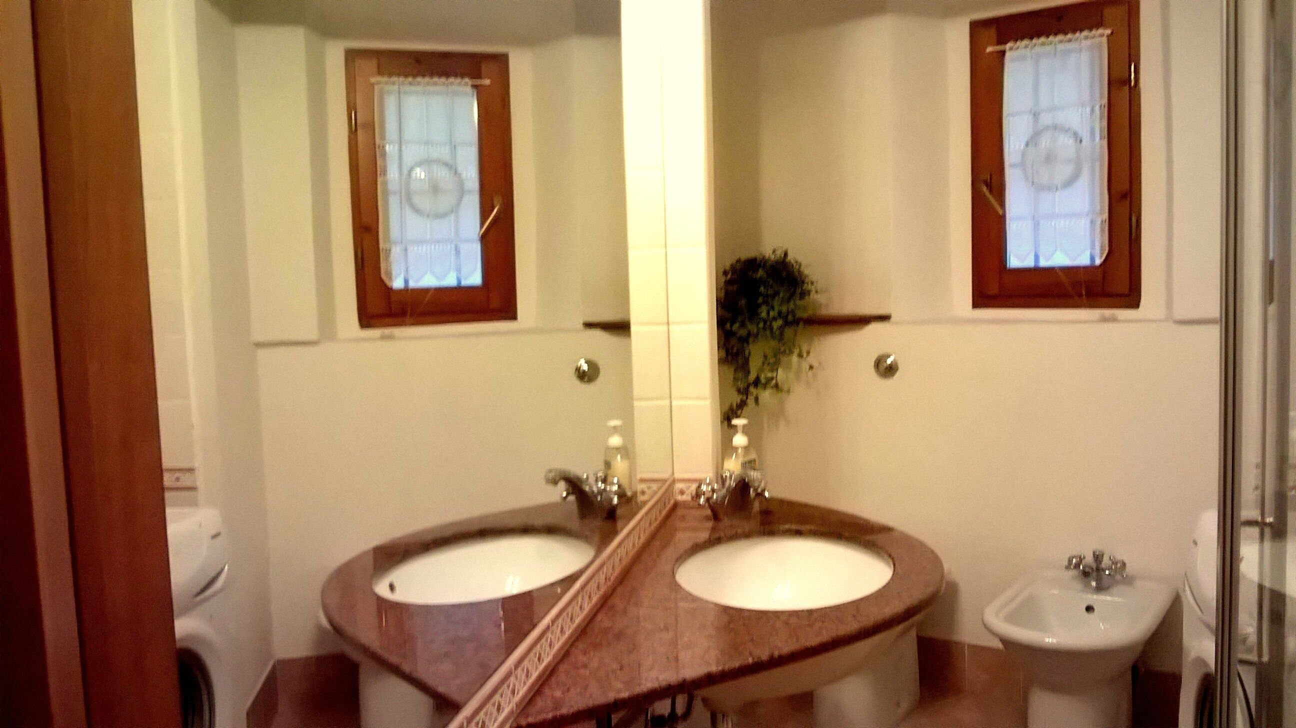 Regadera, secadora de cabello, bidet, toallas 