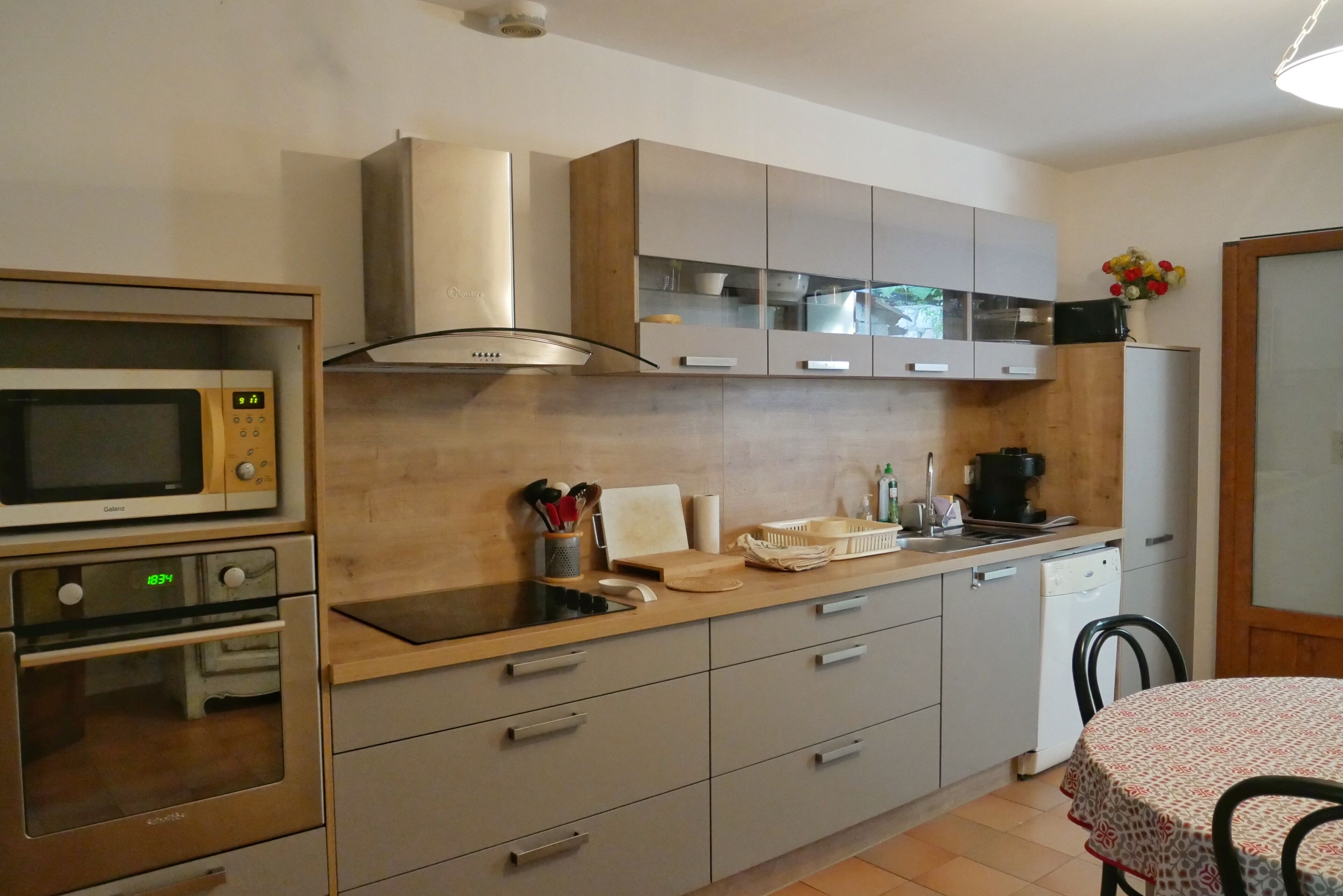 Jääkaappi, mikroaaltouuni, uuni, liesi