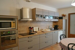 Kjøleskap, mikrobølgeovn, ovn og kokeplater