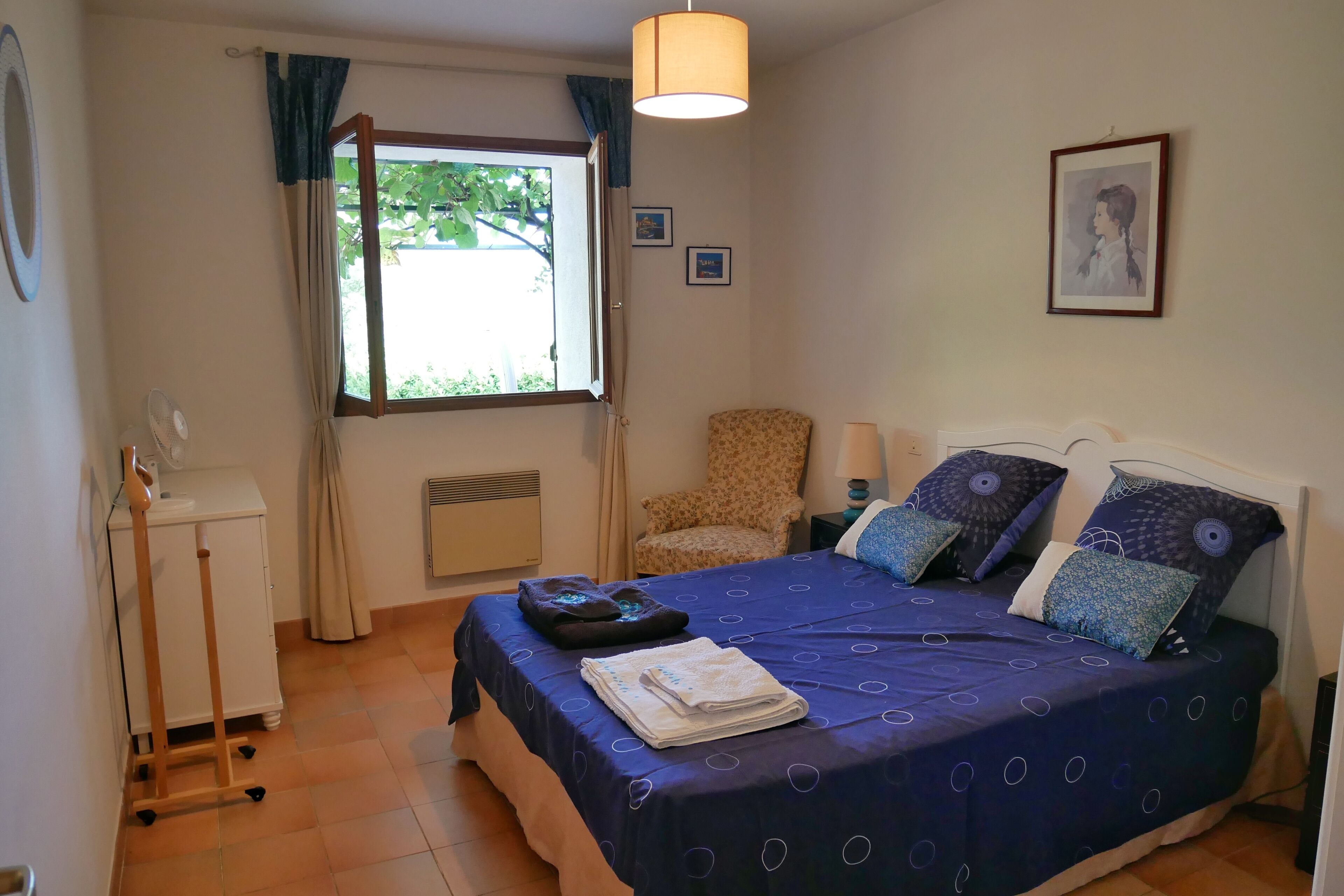 2 slaapkamers, een strijkplank/strijkijzer, reisbedje, gratis wifi