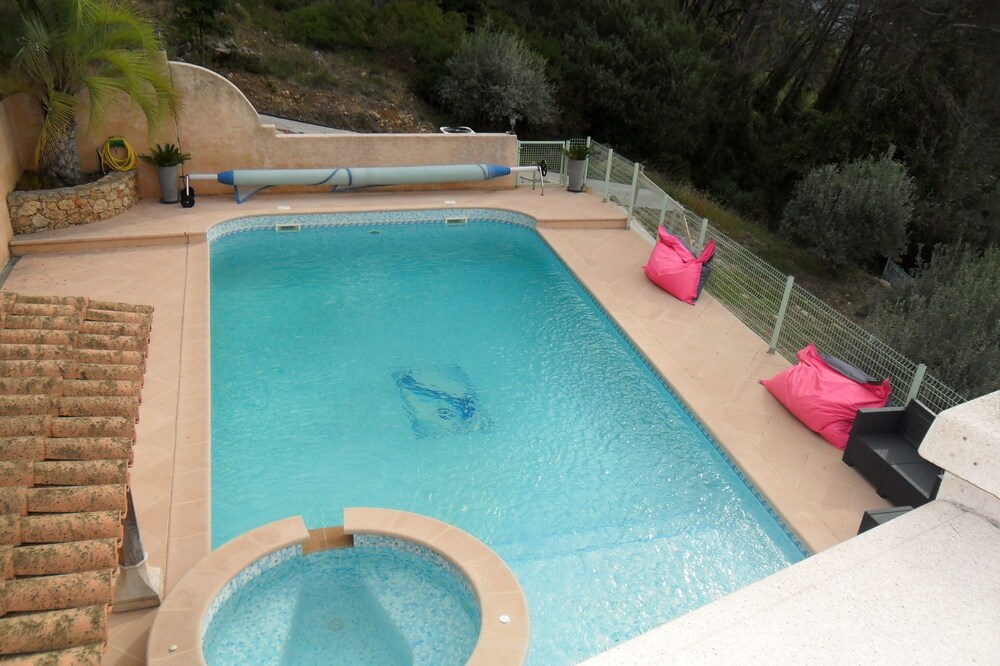 Superb villa in Provence Breathtaking view Jaccuzi pool heated May to October