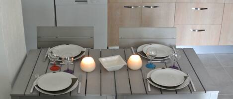 Réfrigérateur, micro-ondes, four, plaque de cuisson