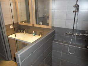 Dusche, Haartrockner, Handtücher, Toilettenpapier