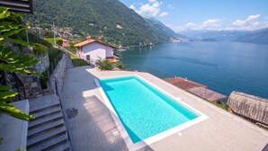 Une piscine avec vue sur un lac et des montagnes.
